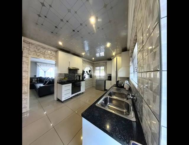 3 BEDROOM HOUSE FOR SALE IN CLAYVILLE